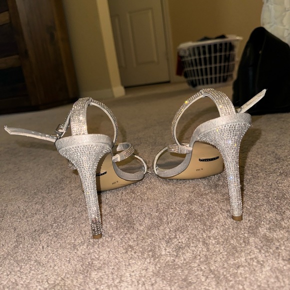 Glamorous sparkly Gianni Bini 3 inch high heels. - Picture 4 of 4